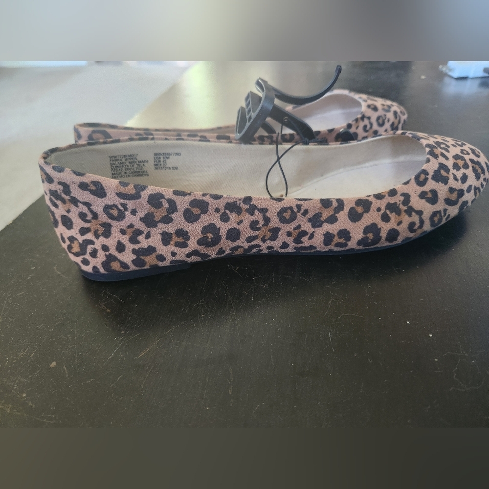 Time and Tru Women's Leopard Flats - NWT - Picture 4 of 4